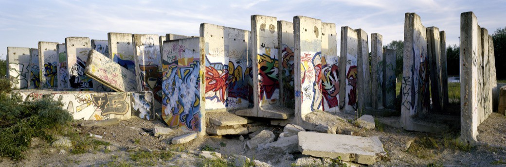83_1521B_wall_slabs_graffity